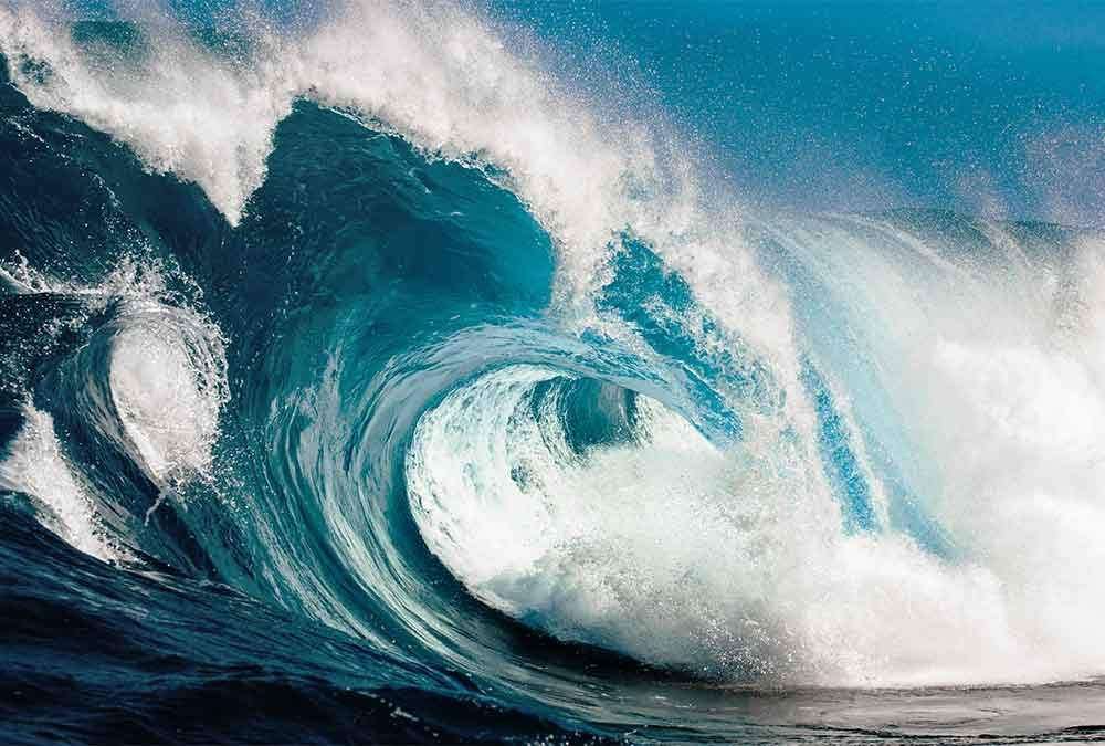 Large ocean waves forming a tube